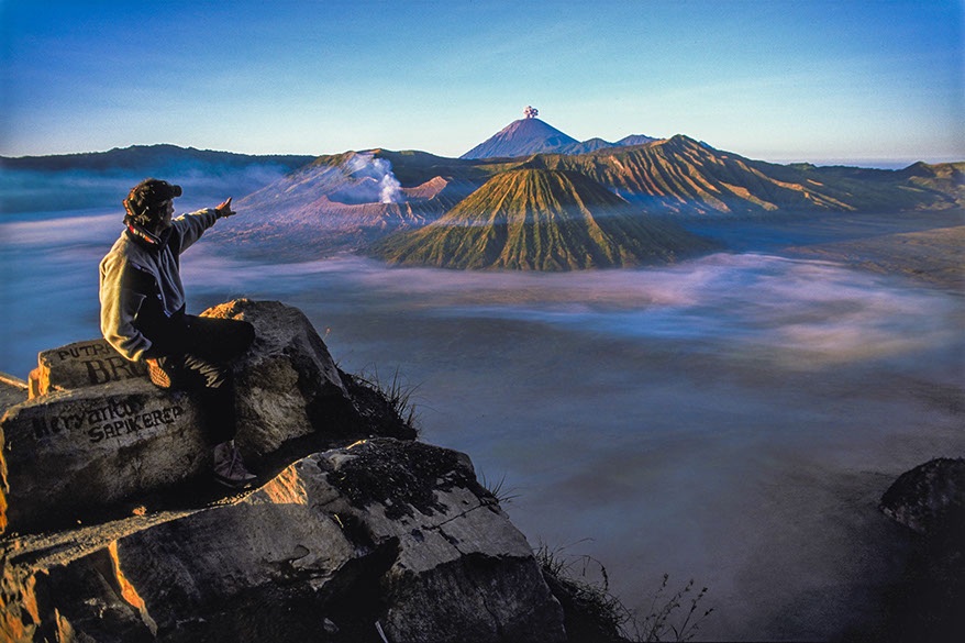 Au-dessus de la caldeira du Bromo, en Indonésie