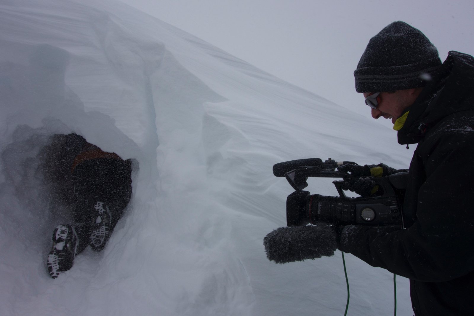 Tournage dans la neige, caméra à l’épaule