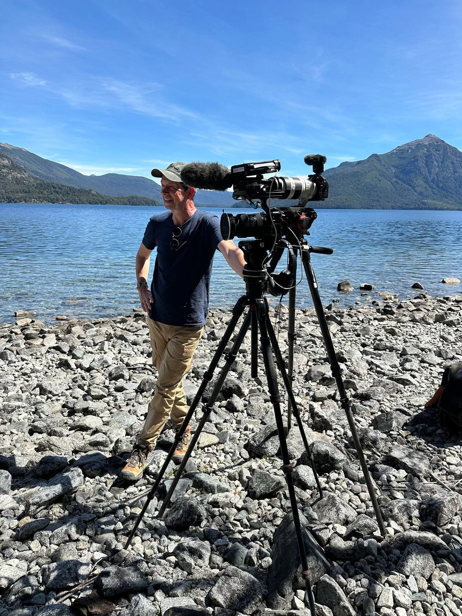 Éric Beauducel à côté de sa caméra au bord d’un lac en Argentine