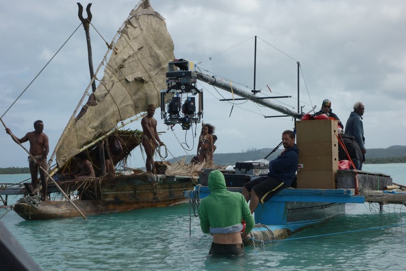 Tournage sur l’eau avec une grue de cinéma et une embarcation traditionnelle