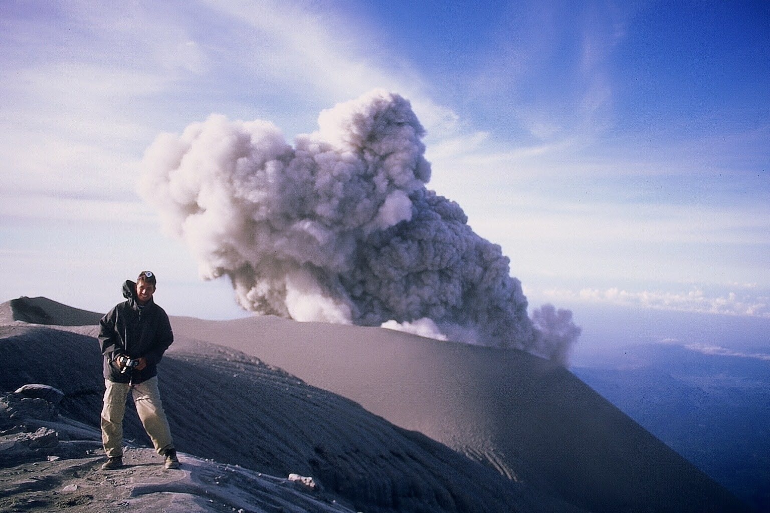 Tournage sur un volcan en éruption